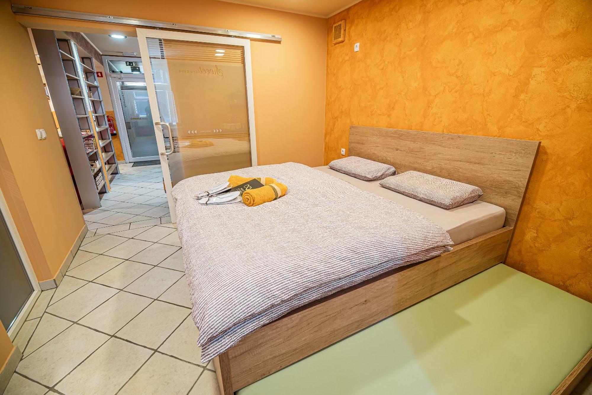 Lux Living Apartments Budic Near Terme Catez Brežice Rum bild